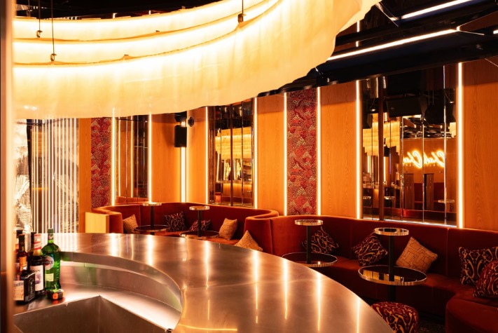 Party på Chichi VIP nattklubb i Paris. Hitta promoters för gästlista i Clubbable