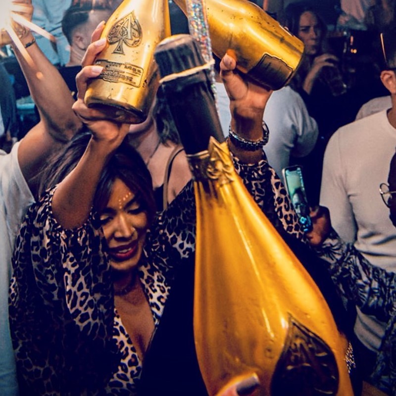 Chrystie nightclub Cannes view of the bar two alcoholic drinks martinis 