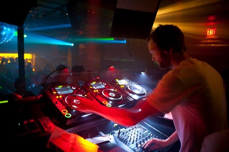 Cielo nightclub New York dj mixing music