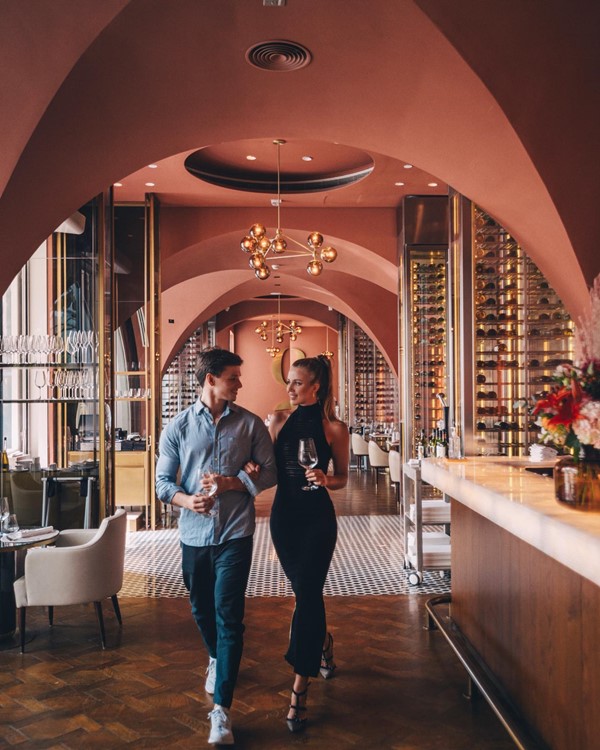 Cinque resturant Dubai club couple guy girl vip table booking reserve now open during pandemic