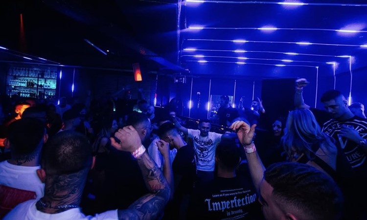 Soirée dans la boîte Club 77 VIP à Malta. Trouvez des promoteurs pour la liste des invités sur Clubbable