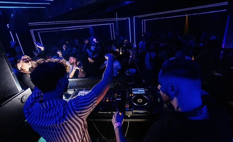 Soirée dans la boîte Club 77 VIP à Malta. Trouvez des promoteurs pour la liste des invités sur Clubbable