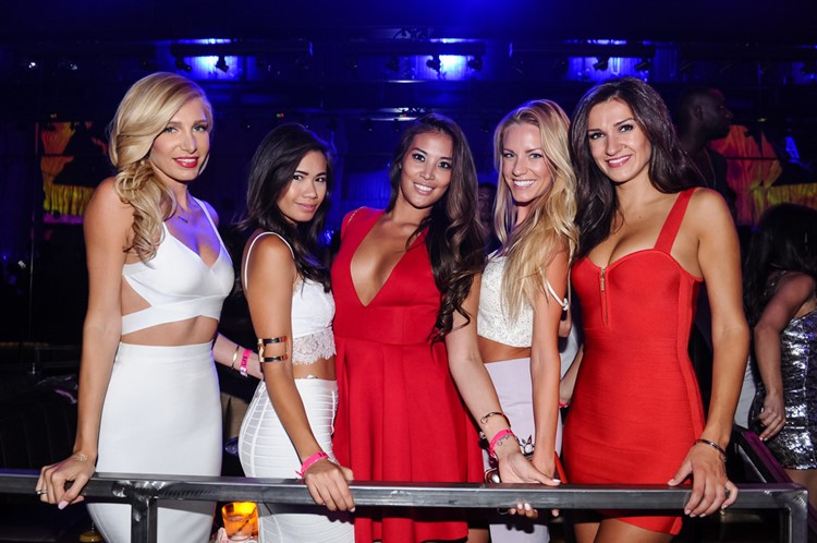 Club Shampoo nightclub Buenos Aires group of pretty blonde and brunette girls