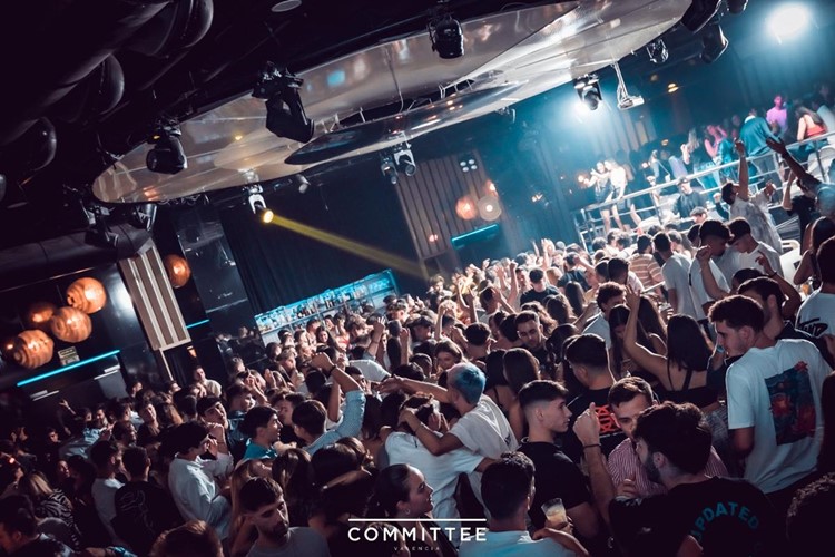 Committee nightclub Valencia crowd dancing clubbing fun nightout