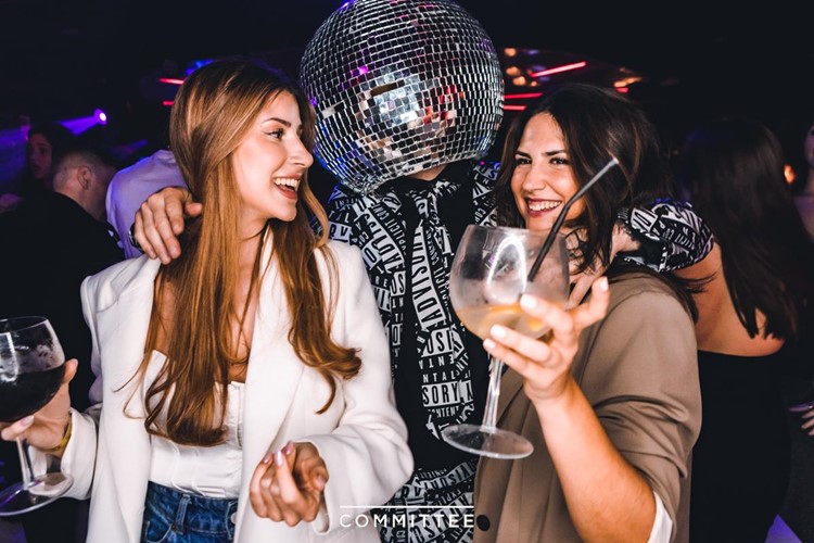 Committee nightclub Valencia girls drinking mascot affordable nightout tables vip 