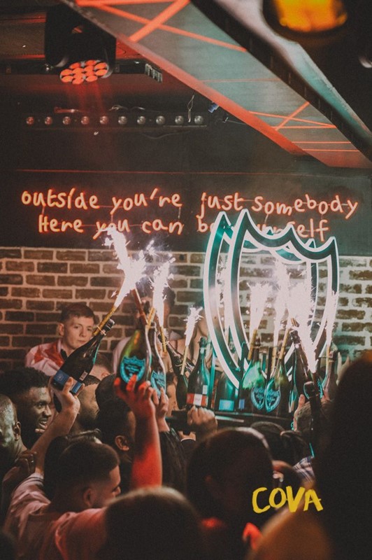 Cova nightclub Paris pretty girl dancing all night dancefloor dj mixing music must see amazing club