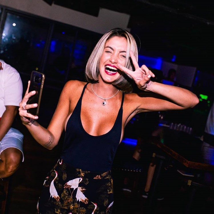 D'Underground nightclub Singapore sexy blonde girl dress code fun party