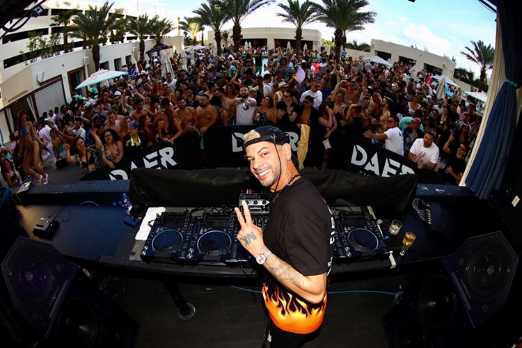 Daer day club Miami dj mixing music famous live performance concerts