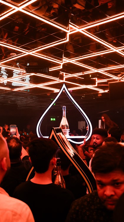 Party på Sot VIP nattklubb i Dubai. Hitta promoters för gästlista i Clubbable