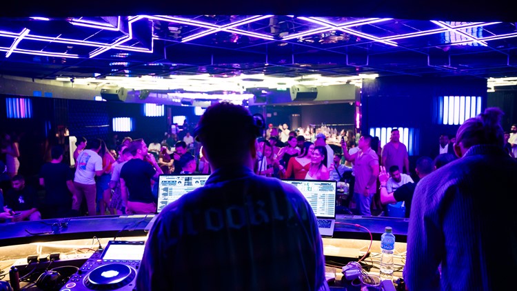 Party på Sot VIP nattklubb i Dubai. Hitta promoters för gästlista i Clubbable