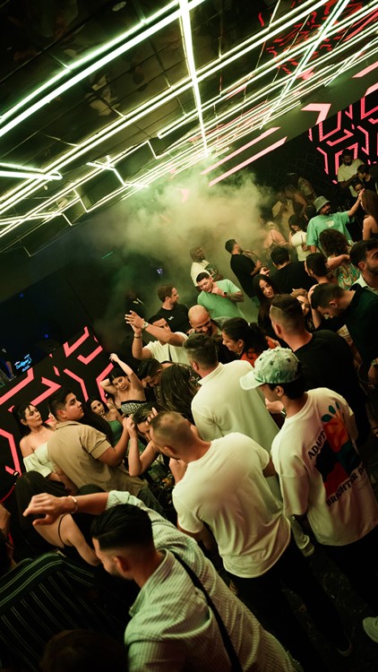 Party på Sot VIP nattklubb i Dubai. Hitta promoters för gästlista i Clubbable