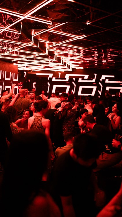 Party på Sot VIP nattklubb i Dubai. Hitta promoters för gästlista i Clubbable