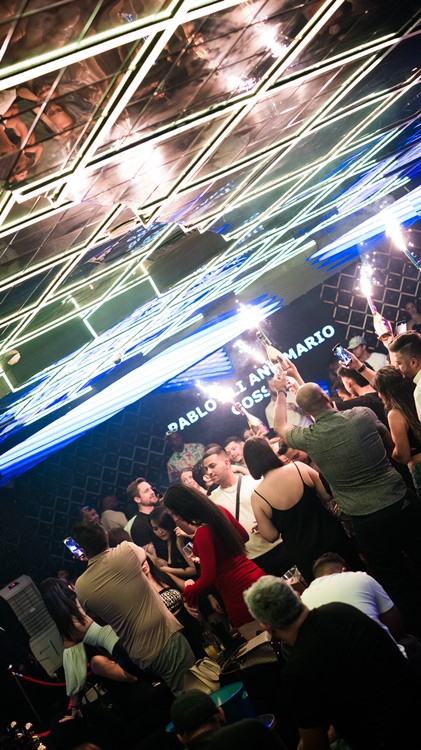 Party på Sot VIP nattklubb i Dubai. Hitta promoters för gästlista i Clubbable