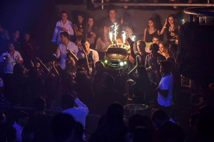Dady'O Club nightclub Cancun bottle service alcohol vodka champagne expensive drinks