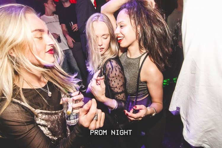 De ClubUp nightclub Amsterdam blonde sexy girls dancing and drinking