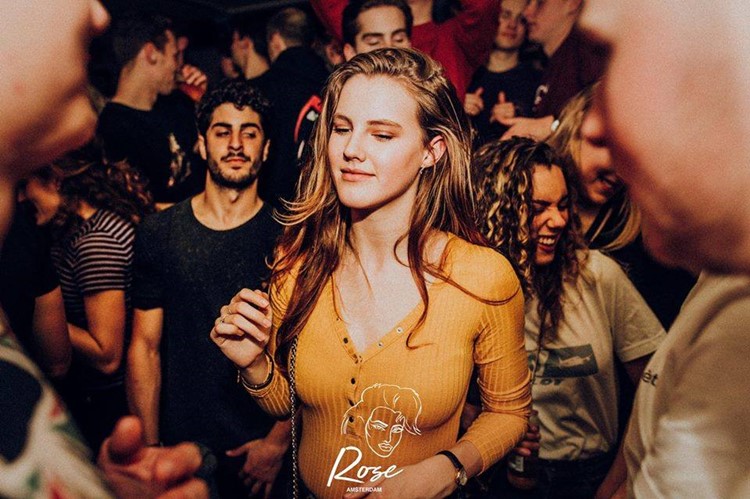 De ClubUp nightclub Amsterdam pretty brunette girl drinking dancing