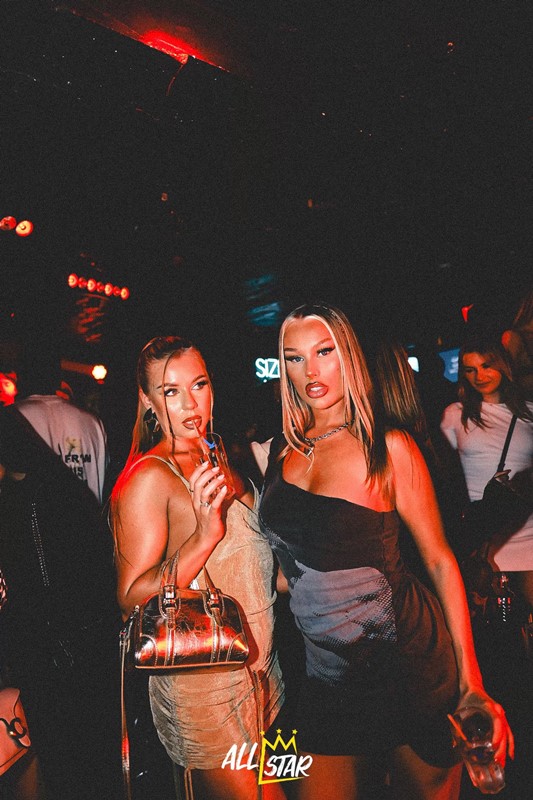 Deflower nightclub Paris pretty girl guest list brunette short hair mini dress 