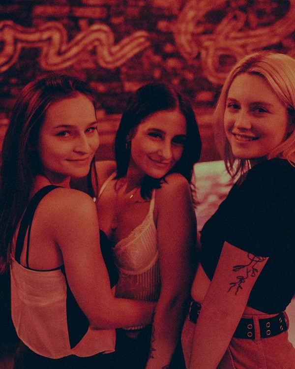 Don B Comber nightclub Montreal pretty girls having fun go out tonight free drinks cocktails cool club