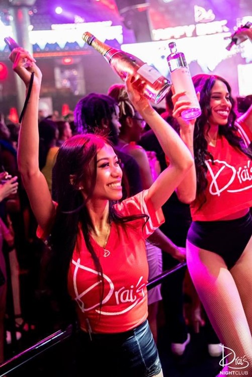 Drais nightclub Las Vegas waitresses bringing alcohol bottles celebrate your birthday hen due bachelor party reserve now vip area