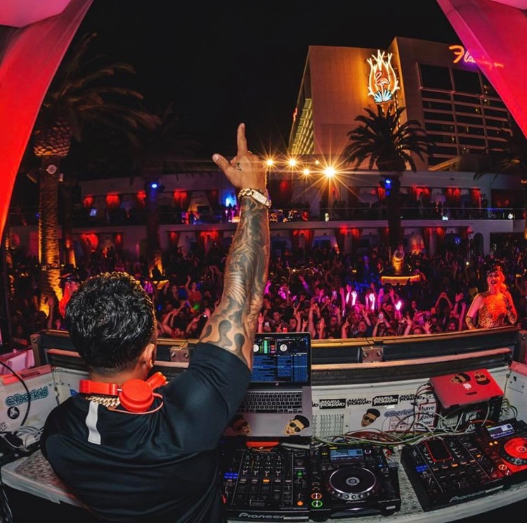 Drais Beachclub Las Vegas dj mixing music crowd dancing people partying book now