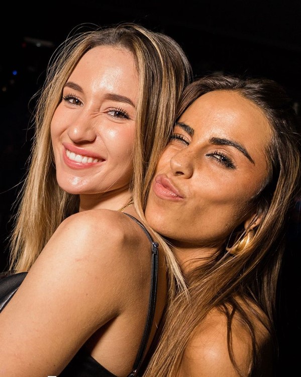 Duvet nightclub Barcelona pretty blonde brunette girls having fun drinks cocktails nightlife 