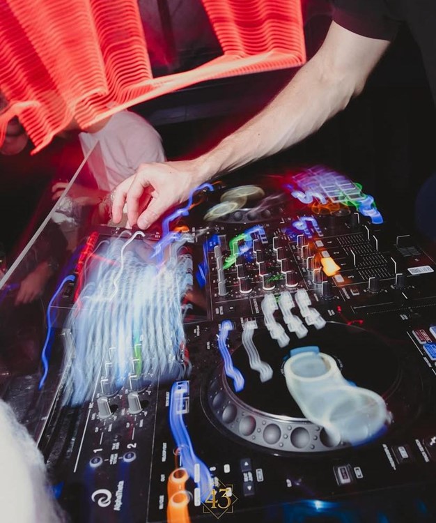 Party at El Sueno VIP nightclub in Paris. Find promoters for guest list in Clubbable