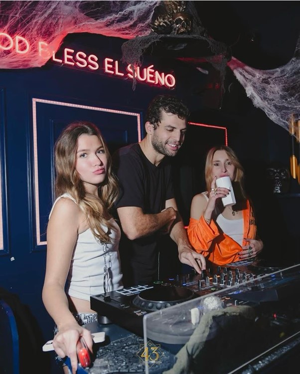 Party at El Sueno VIP nightclub in Paris. Find promoters for guest list in Clubbable