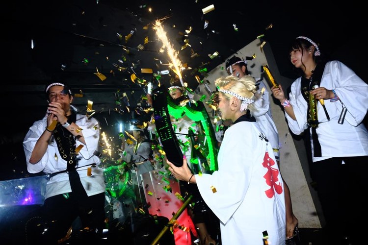 Ele nightclub Tokyo japanese waitresses holding big champagne bottles