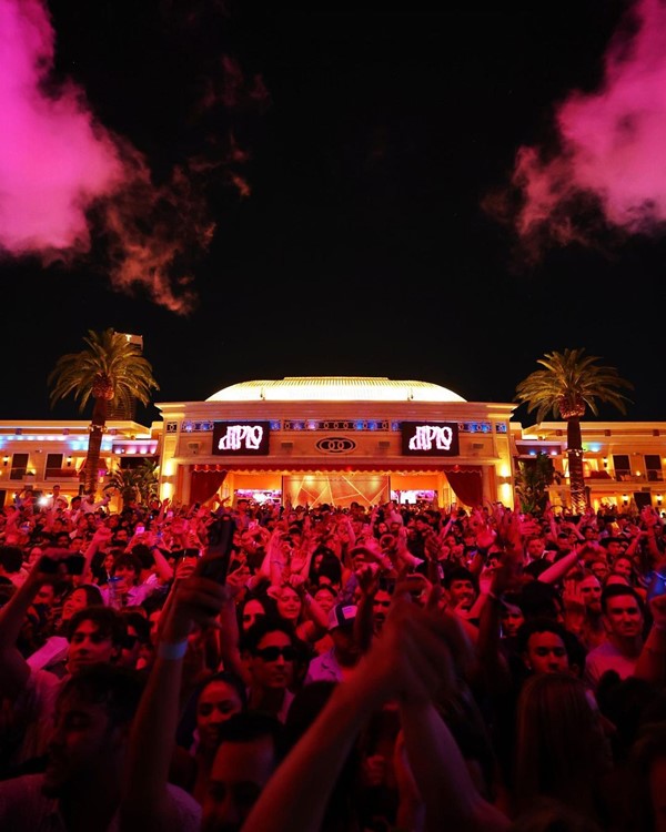 Encore Beach club at night Las Vegas crowd dancing go out tonight best club guest list table booking