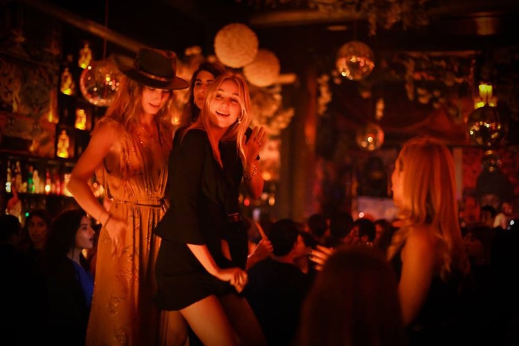 Epicurien nightclub Marrakech blonde girls having fun dancing partying fun night out 