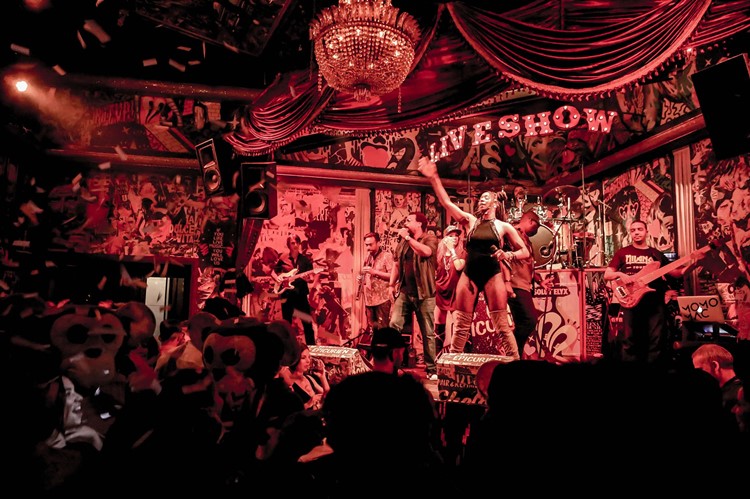 Epicurien nightclub Marrakech live show singer band instruments music crowd having fun enjoy event show best club