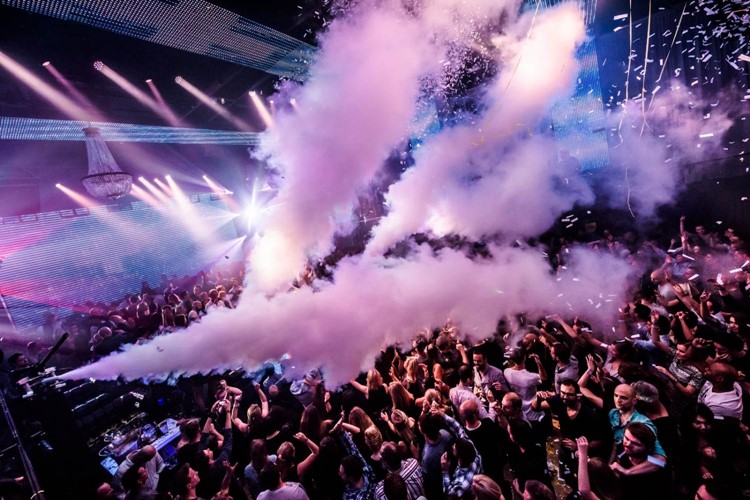 Escape nightclub Amsterdam smoke special effect full crowd at concert