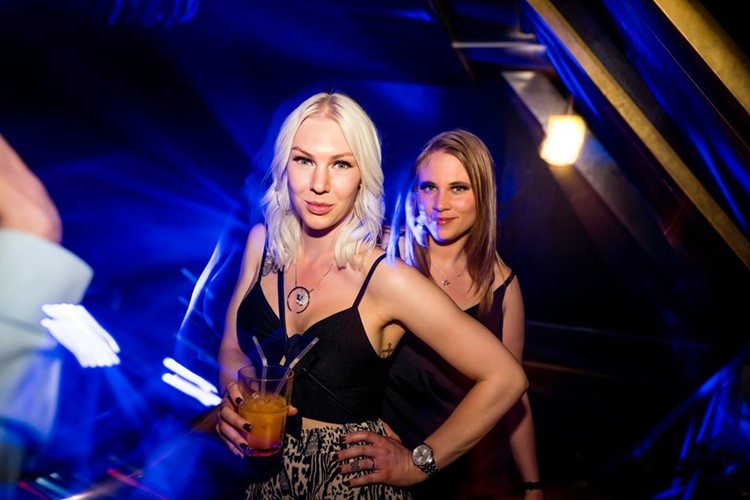 Etage nightclub Malmo blonde swedish girls partying dresscode fun night drinking