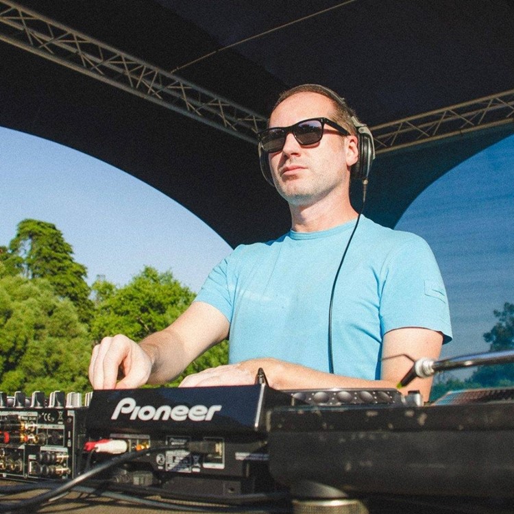 Europa nightclub Lisbon dj mixing music