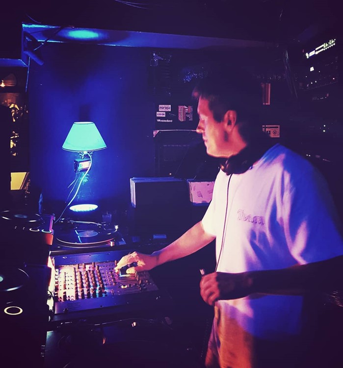 Europa nightclub Lisbon dj mixing music at party