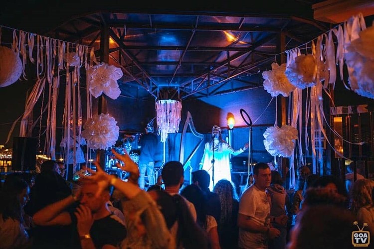 Fantomas Rooftop Moscow club have fun tonight go out party drinks alcohol dance outdoor