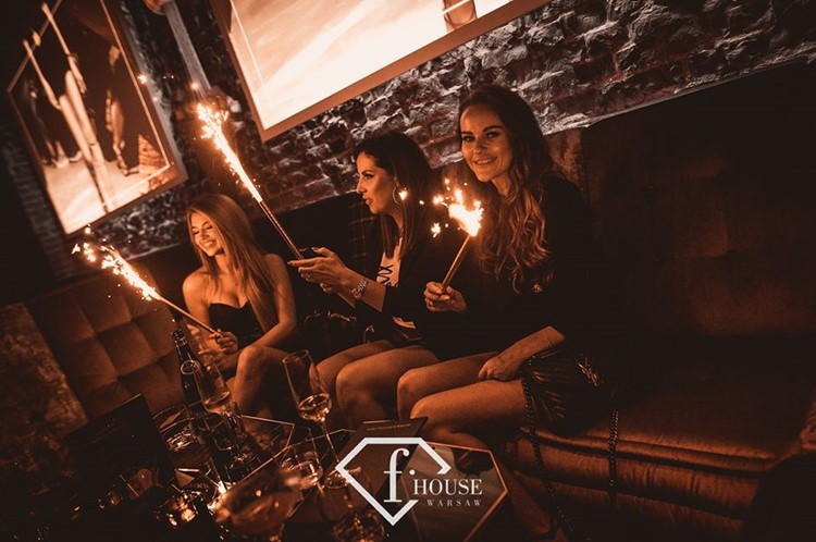 Fashion House club Warsaw girls guest list sit down drinking champagne party tonight where to go out open club quarantine