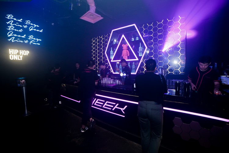 Fleek nightclub Singapore bar view mixing drinks alcohol fun party