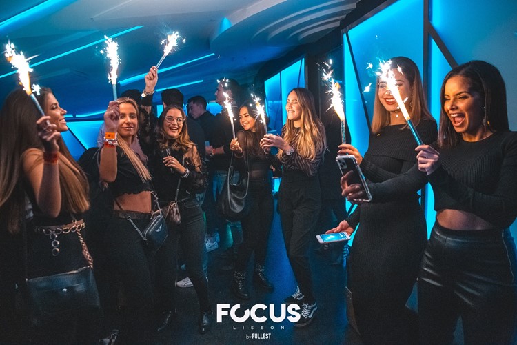 Focus nightclub Lisbon pretty ladies celebrating book your own vip table area now reserve birthday hen bachelor parties