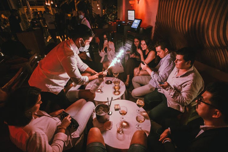 Gabbeach Sunset Gabbana Valencia club celebrate birthday hen bachelor party champagne bottles drinks parade