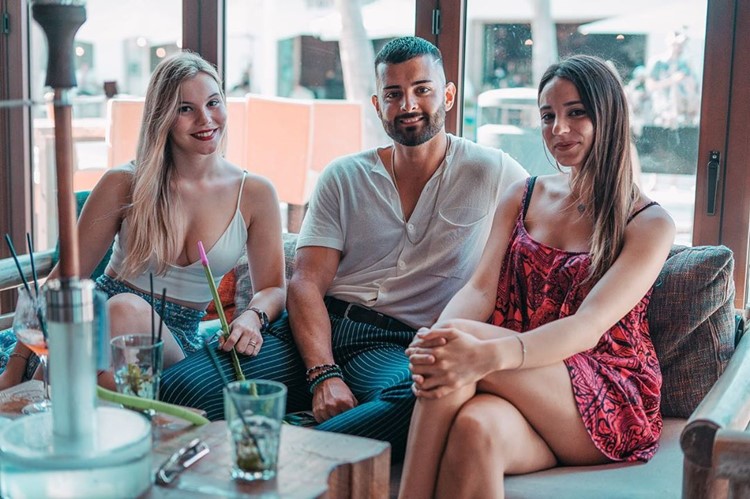 Gabbeach Sunset Gabbana Valencia club pretty brunette blonde girls with guy having fun drinking eating open nightclub