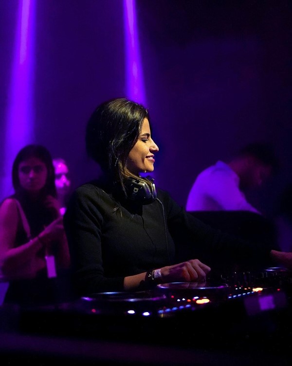 Gate nightclub Paris girl dj female go clubbing dancing drinking