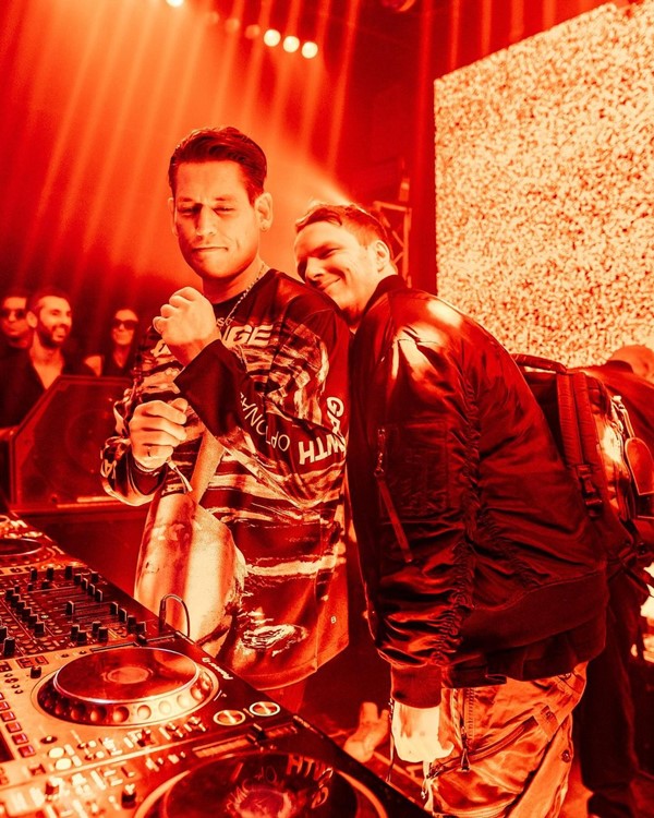 Gate nightclub Paris famous djs having fun party all night long