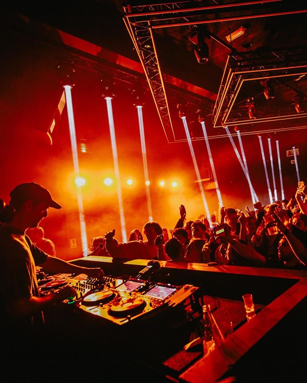 Gate nightclub Paris celebrate birthday hen stag parties events