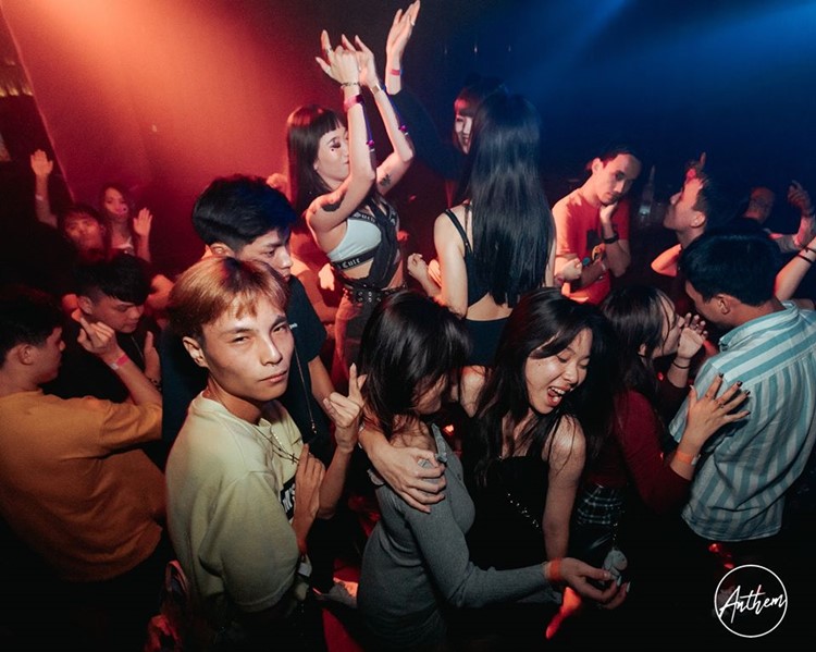 Get Juiced nightclub Singapore people dancing having fun nightout best club to go to