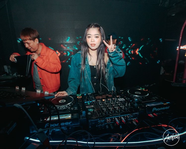 Get Juiced nightclub Singapore dj mixing music cool club where to go out new concept cashless