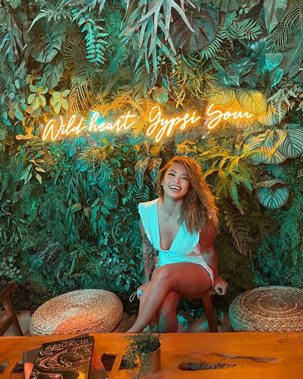 Gipsy Motel club in Paris pretty girl white mini dress go out tonight party dresscode cocktails