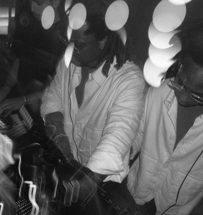 Giulia nightclub Paris live dj music dance party all night long 