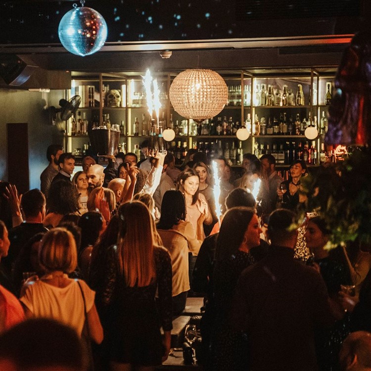 Gus nightclub Rome people celebrating partying dance