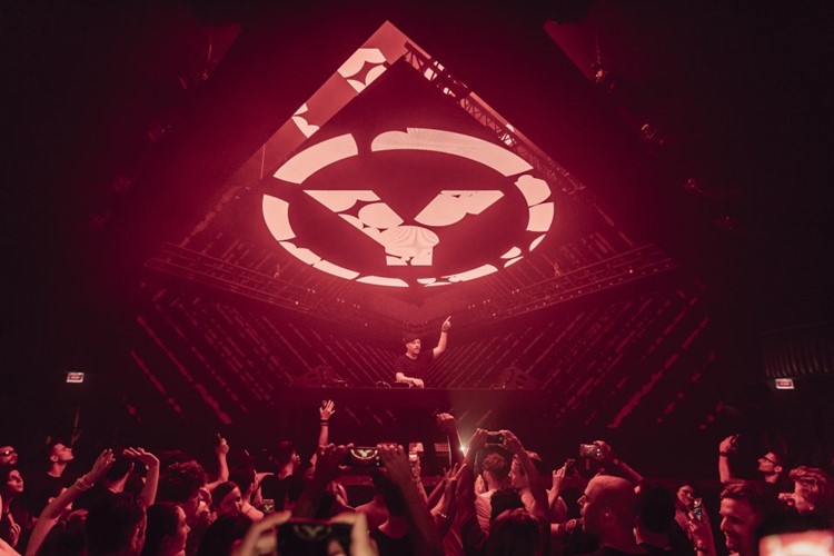 Hï Ibiza nightclub red symbol light show